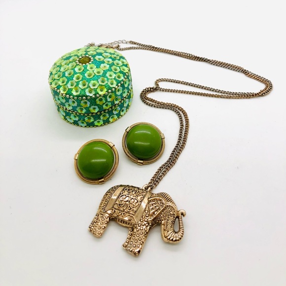 Vintage Green Earrings & Elephant Necklace in tiny trinket box - Picture 13 of 13